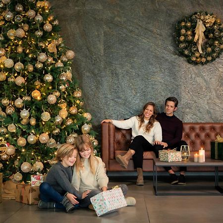 Mk Hotel Tirana Rinas Kültér fotó The 2019 Christmas tree at the Four Seasons Hotel