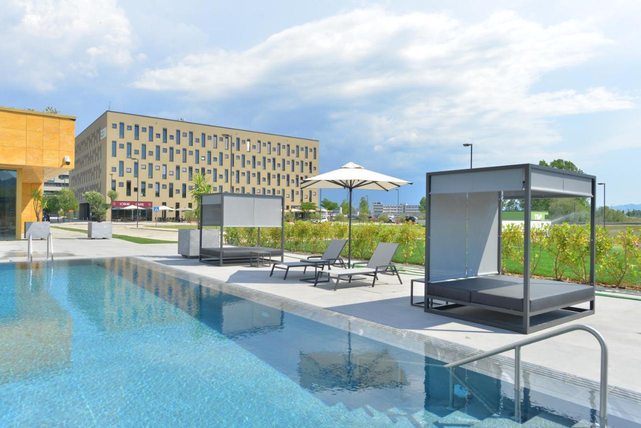 Mk Hotel Tirana Rinas Kültér fotó The swimming pool at the hotel