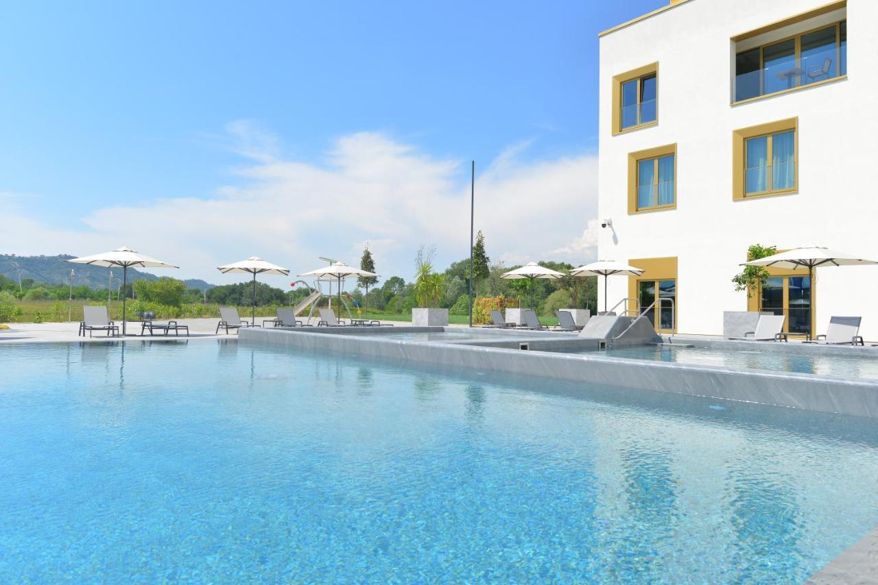 Mk Hotel Tirana Rinas Kültér fotó The outdoor pool at the Hotel