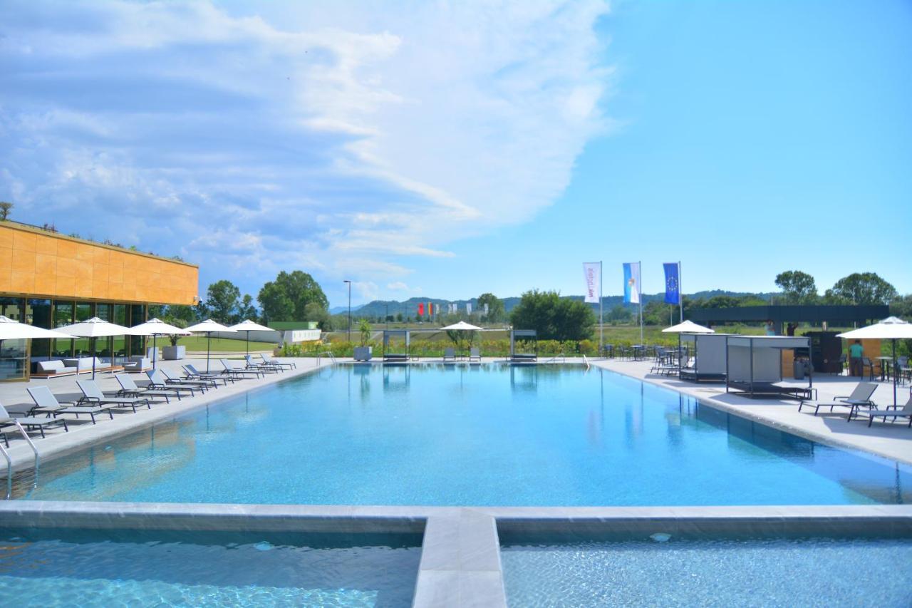 Mk Hotel Tirana Rinas Kültér fotó The swimming pool at the complex
