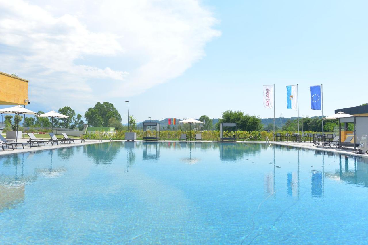 Mk Hotel Tirana Rinas Kültér fotó The swimming pool at the resort