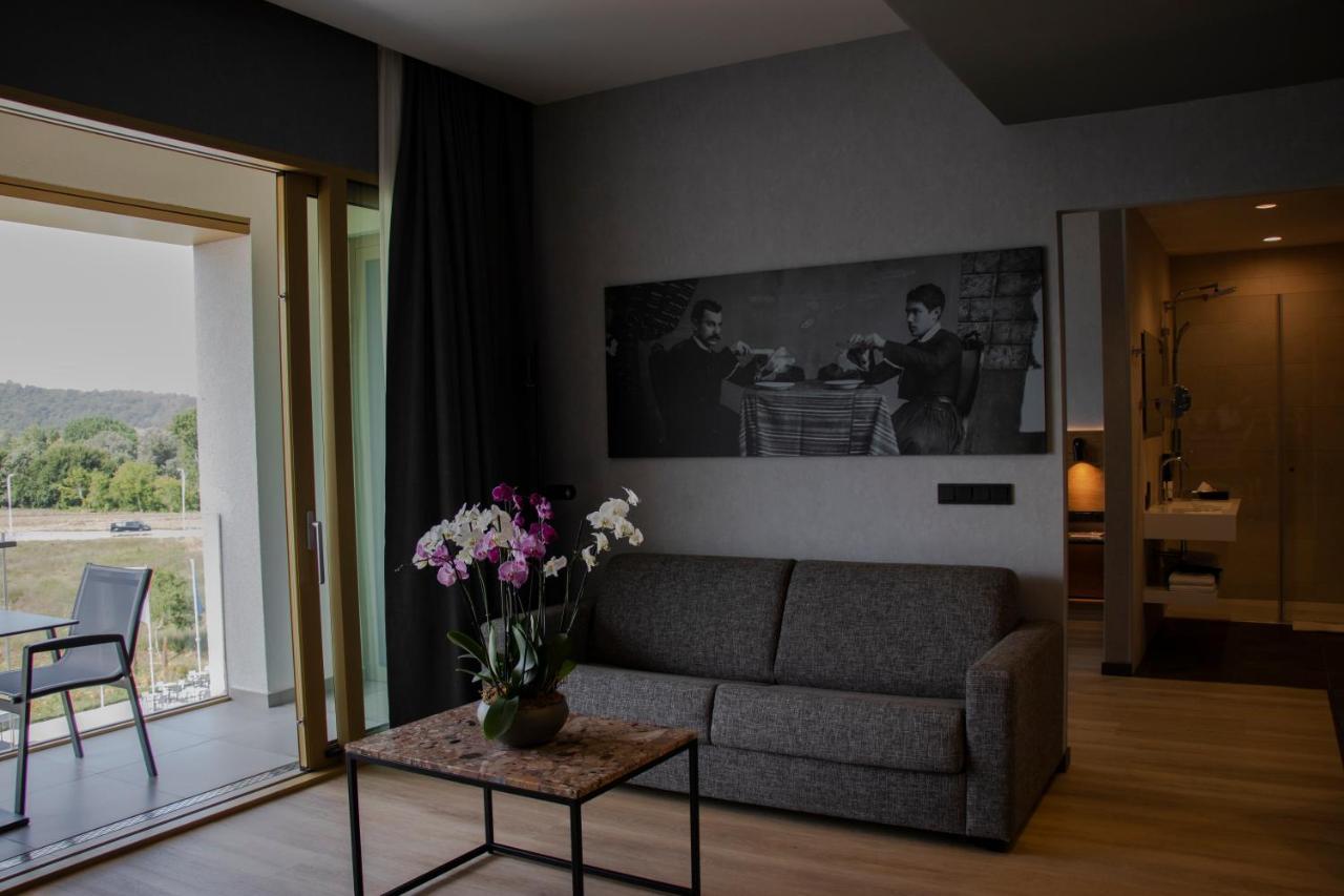 Mk Hotel Tirana Rinas Kültér fotó A room at the Hotel