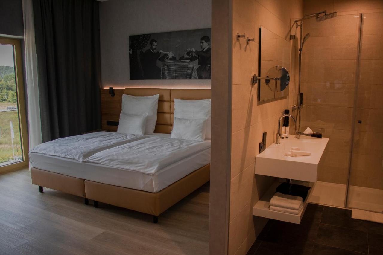 Mk Hotel Tirana Rinas Kültér fotó A room at the hotel