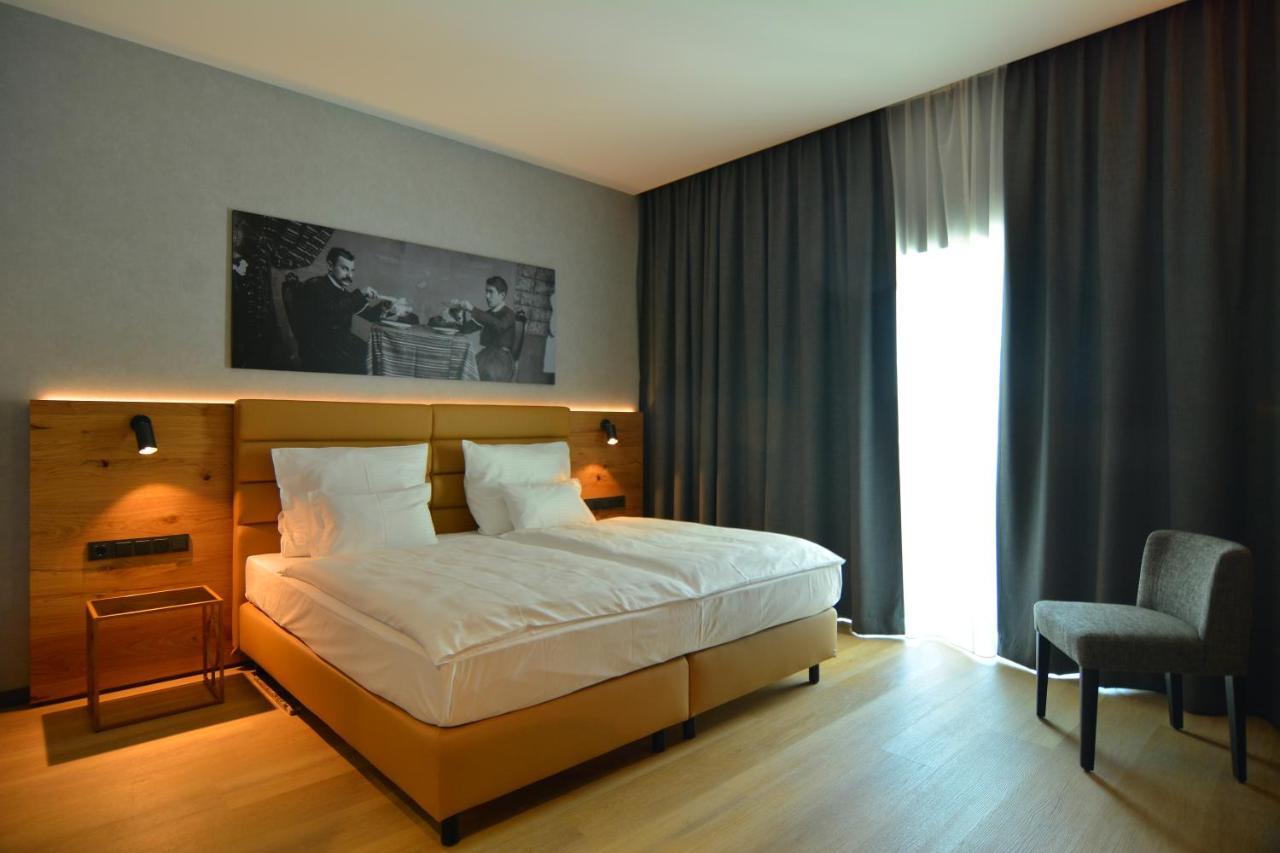 Mk Hotel Tirana Rinas Kültér fotó A room at the Hotel de la Poste
