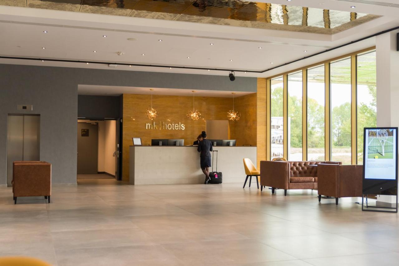 Mk Hotel Tirana Rinas Kültér fotó Lobby of M Hotel
