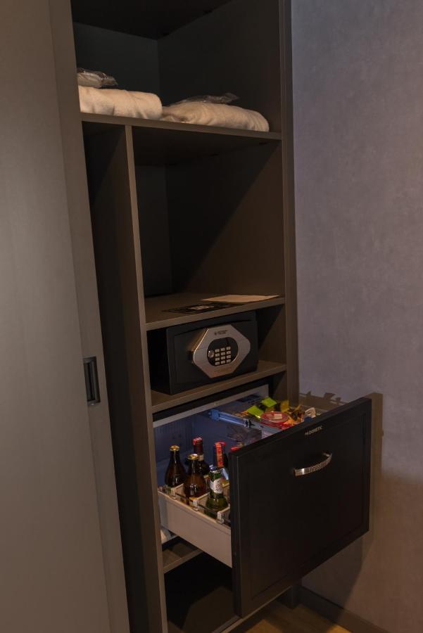 Mk Hotel Tirana Rinas Kültér fotó A hotel safe