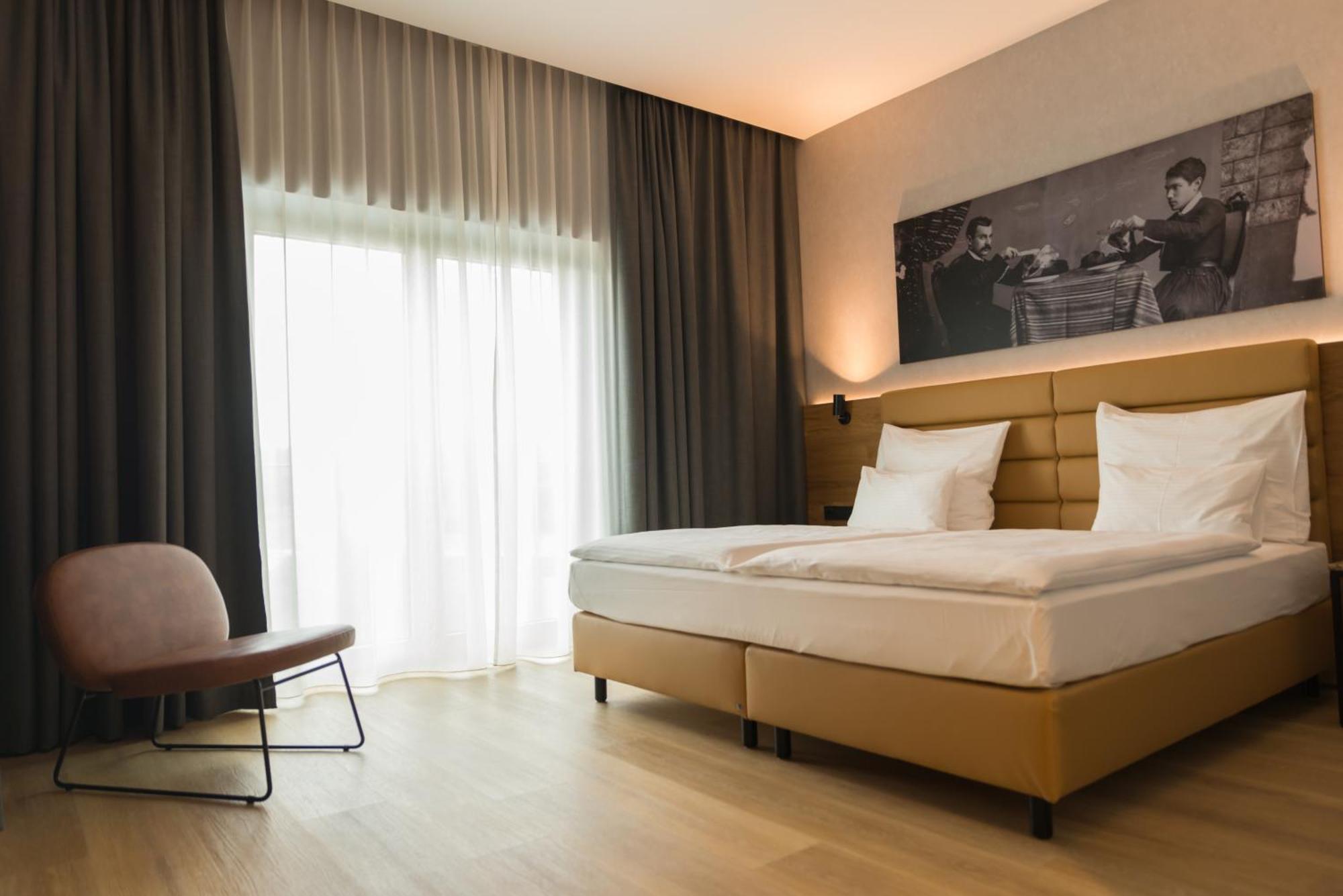 Mk Hotel Tirana Rinas Kültér fotó A room at the Hotel Axelmannstein