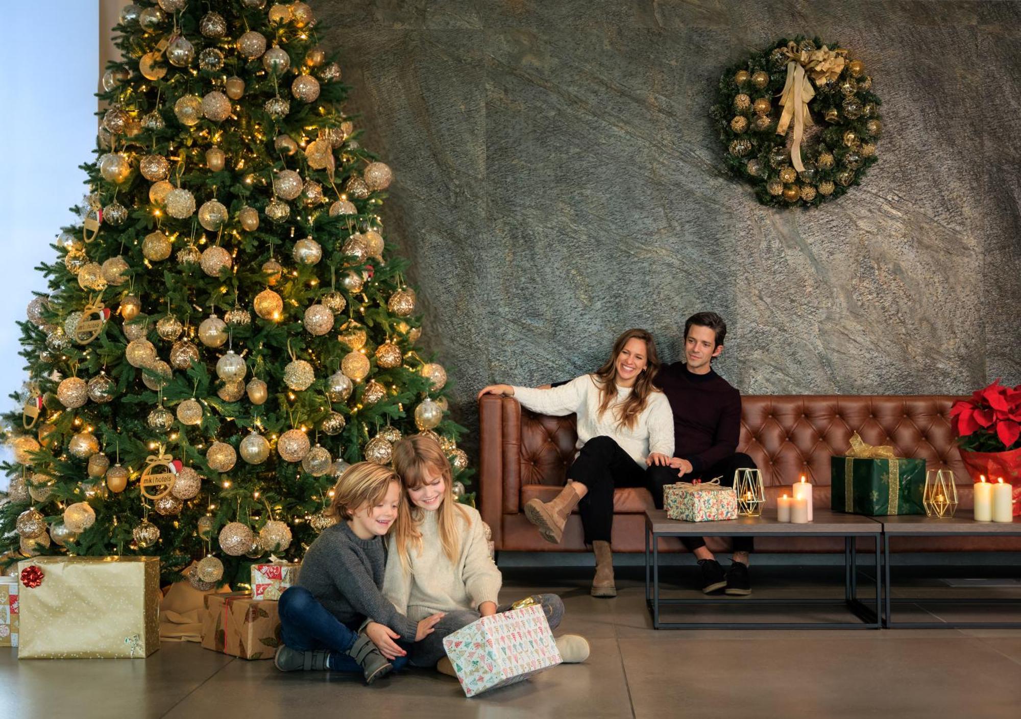 Mk Hotel Tirana Rinas Kültér fotó The 2019 Christmas tree at the Four Seasons Hotel